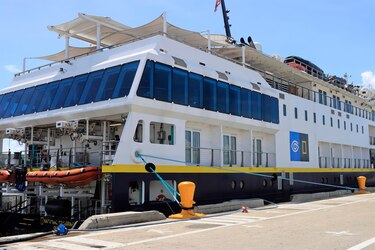 Llega a Cartagena un crucero turístico de exploración de National Geographic