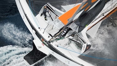 Thomas Coville bate récord de vuelta al mundo a vela en solitario