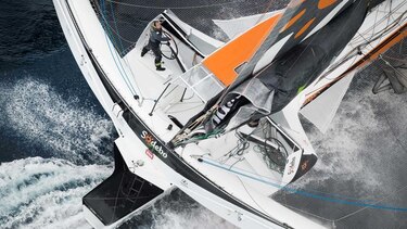 Thomas Coville bate récord de vuelta al mundo a vela en solitario