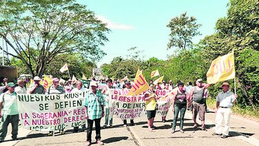 Indígenas bloquean vía para protestar por las hidroeléctricas