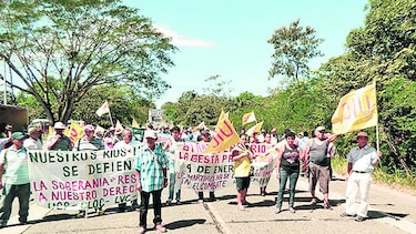 Indígenas bloquean vía para protestar por las hidroeléctricas