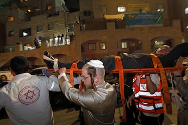 Dos muertos y unos 60 heridos al colapsar las gradas de una sinagoga cerca de Jerusalén
