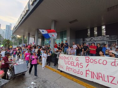 Ciudadanos se concentran en la Contraloría para rechazar los auxilios económicos otorgados por el Ifarhu