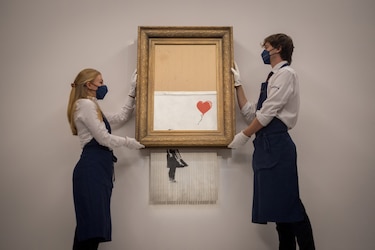 El cuadro ‘Niña con globo’ de Banksy, vendido en $25.4 millones, un récord para el artista