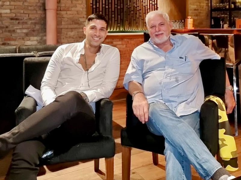 de Blanco, junto a Ricardo Martinelli, durante un partido de fútbol. Foto tomada @rubendepanama