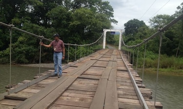 Restringen paso de camiones en puente sobre el río Guaniquito