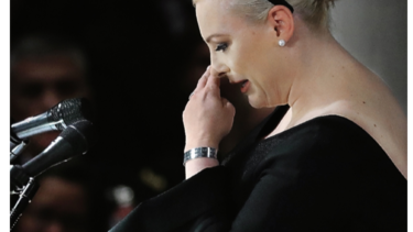 Meghan McCain desafía a Donald Trump en funeral de su padre