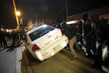 Liberan a policía en Ferguson; comienzan las protestas