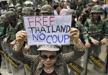 Tailandeses desafían a la junta militar con una manifestación en Bangkok