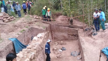 Hallan entierro prehispánico con cinco restos humanos en Perú