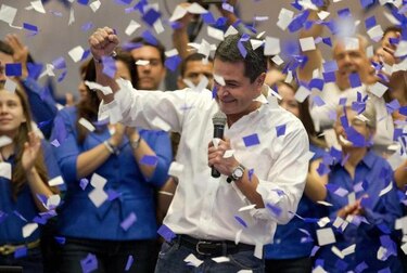 Zelaya denuncia ‘robo’ de elección; Hernández lidera conteo oficial