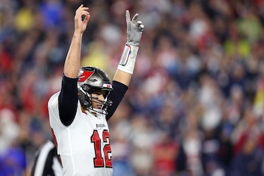 Tom Brady regresa a New England con triunfo y récord en yardas de pase