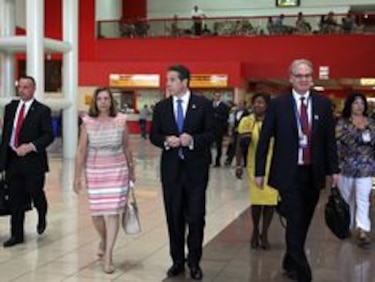 Republicanos critican viaje de gobernador de Nueva York a Cuba
