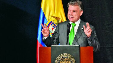 Santos pide renuncia al Gabinete; replantea su gobierno