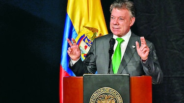 Santos pide renuncia al Gabinete; replantea su gobierno