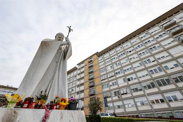 La salud del papa Francisco ‘mejora progresivamente’ y sigue el tratamiento