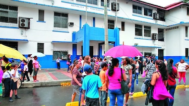 Molestos porque estudiantes siguen dando clases en iglesia