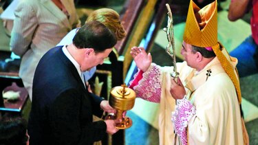 Critican aportes a la Iglesia católica