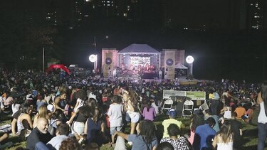 Luna y tambores para voluntarios de la Jornada Mundial de la Juventud