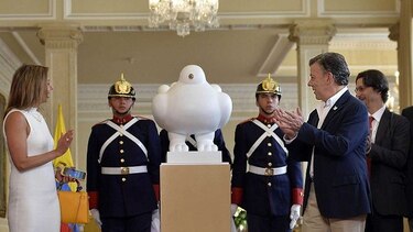 El escultor Fernando Botero regala a Colombia una 'Paloma de la paz'