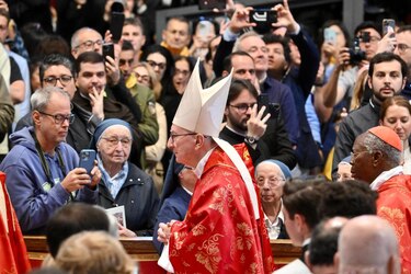 Cardenal decano pide ‘el papa que la humanidad necesita en este momento tan difícil’
