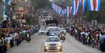 Miles de cubanos reciben a Francisco en su primer recorrido por La Habana