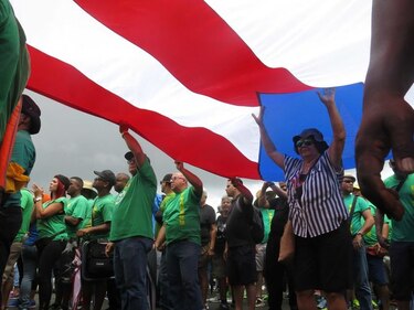 Crisis económica obliga a Puerto Rico a cerrar 184 escuelas públicas