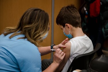 FDA autoriza el uso del refuerzo de la vacuna de Pfizer en personas de 12 a 15 años