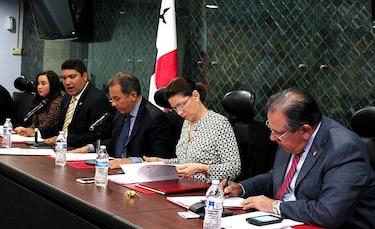 Aprueban en primer debate proyecto de ley para pagar décimos adeudados