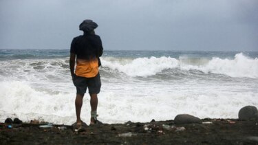 El huracán Melissa de categoría 5 amenaza Jamaica en su avance por el Caribe
