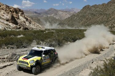 Roma gana etapa y destrona a Peterhansel en el Dakar