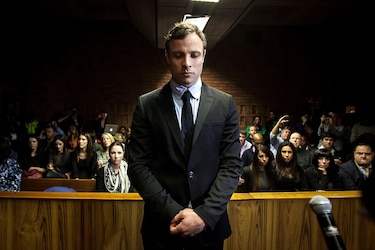 Oscar Pistorius obtiene la libertad condicional diez años después de matar a su novia