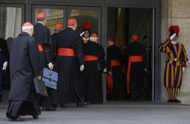 Cardenales listos para el cónclave del martes