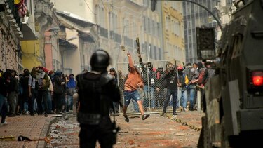 Fuertes choques entre policías y manifestantes en Quito por alza de combustibles