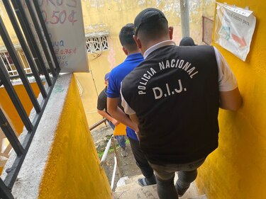 Aprehenden a dos exfuncionarios de la Lotería por caso de sustracción de $95 mil de una bóveda