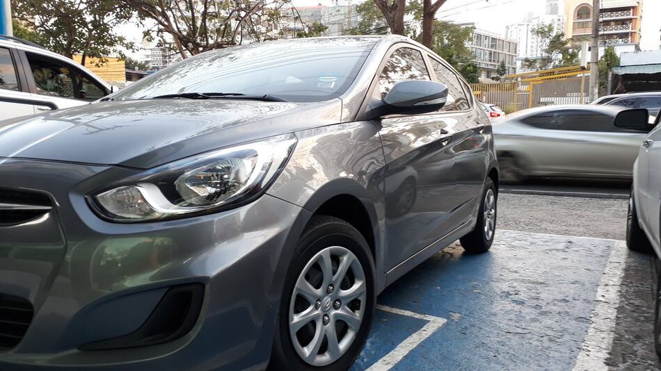 Multas por uso indebido de espacios para personas con discapacidad superan los $134 mil