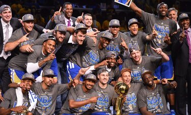 Fanáticos de los Warriors celebran en las calles