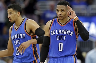 Westbrook sigue imparable; Warriors doblegan a Spurs