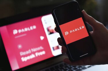 Red social conservadora Parler demanda a Amazon por eliminarla de sus servidores