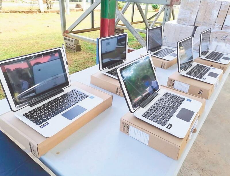 No es la primera vez que Lucy Molinar, como ministra de Educación, compra computadoras portátiles para estudiantes de escuelas públicas. Durante el gobierno de Ricardo Martinelli (2009-2014), también realizó una inversión millonaria. En la foto se observan las laptops adquiridas en 2013. Foto: Archivo.