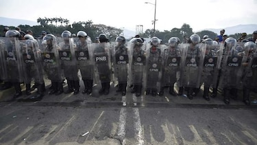 Venezuela: militares bloquean puentes fronterizos