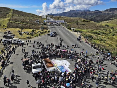 Indígenas desafían estado de sitio en Guatemala y bloquean ruta tras una masacre