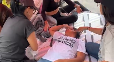 Se desploman familiares de presos políticos en huelga de hambre en Caracas 