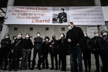 Minuto de silencio en escuelas en Francia en homenaje a profesor Samuel Paty