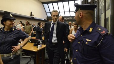 Lavítola y Berlusconi condenados a 3 años de prisión cada uno por corrupción política