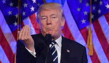 Trump altera ahora su versión sobre por qué despidió a Michael Flynn