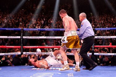 ‘Canelo’ Álvarez noquea a Plant y es el primer latino campeón unificado del peso supermediano