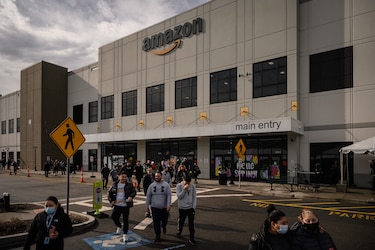 Trabajadores aprueban en Nueva York el primer sindicato de Amazon en Estados Unidos