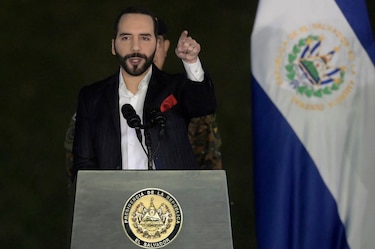 Bukele anuncia plan para recomprar deuda de El Salvador