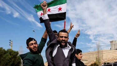 Los sirios salen a las calles de Damasco y todo el país para celebrar la caída de Al Asad